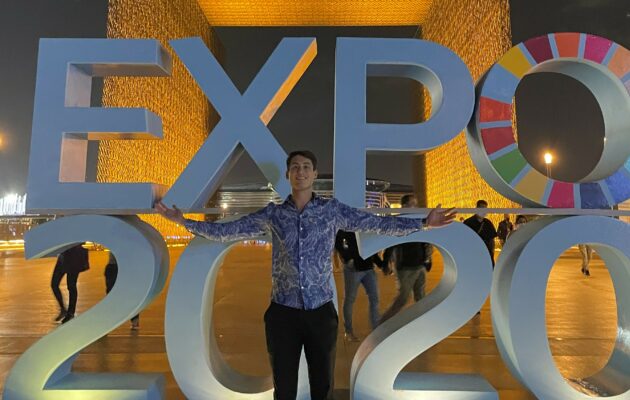 Martin with his arms open in front of the EXPO 2020 sign